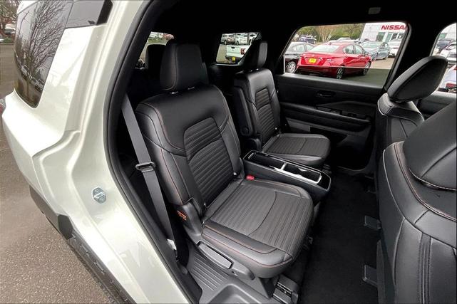 Photo of 2025 Glacier White Nissan Pathfinder