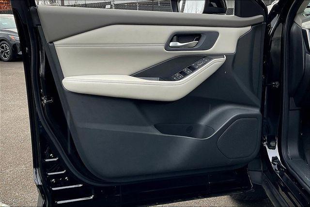 Photo of 2025 Super Black Nissan Rogue