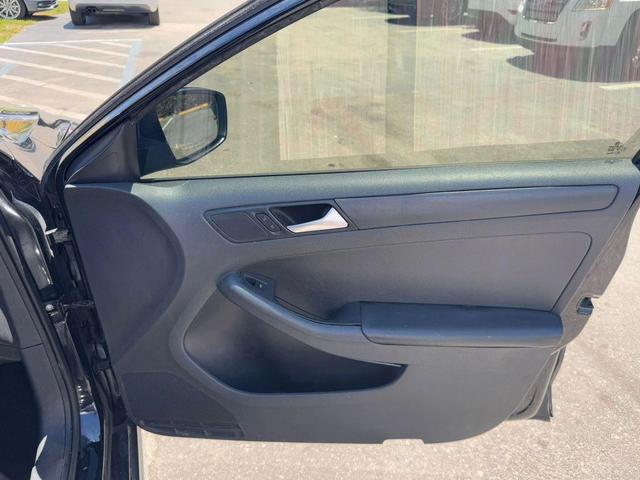 Photo of 2014 Black Uni Volkswagen Jetta