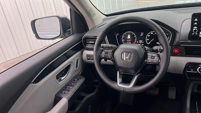 Photo of 2025 Nh-830mx Honda Pilot