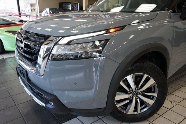 Photo of 2022 Solid Gray/Super Black Nissan Pathfinder