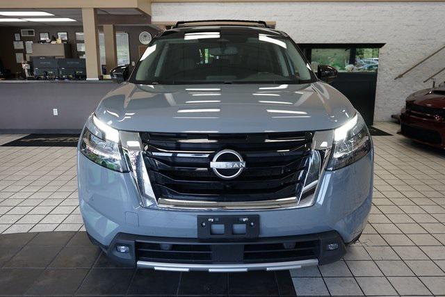 Photo of 2022 Solid Gray/Super Black Nissan Pathfinder