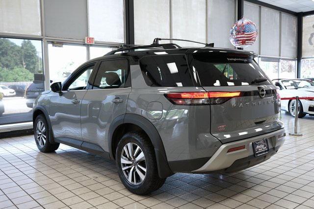 Photo of 2022 Solid Gray/Super Black Nissan Pathfinder