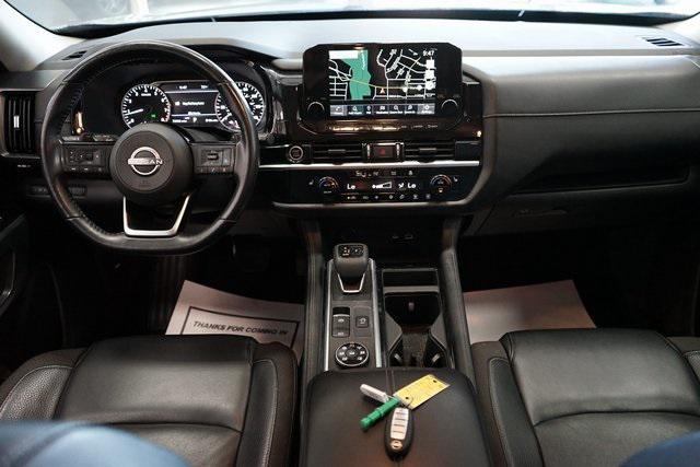 Photo of 2022 Solid Gray/Super Black Nissan Pathfinder
