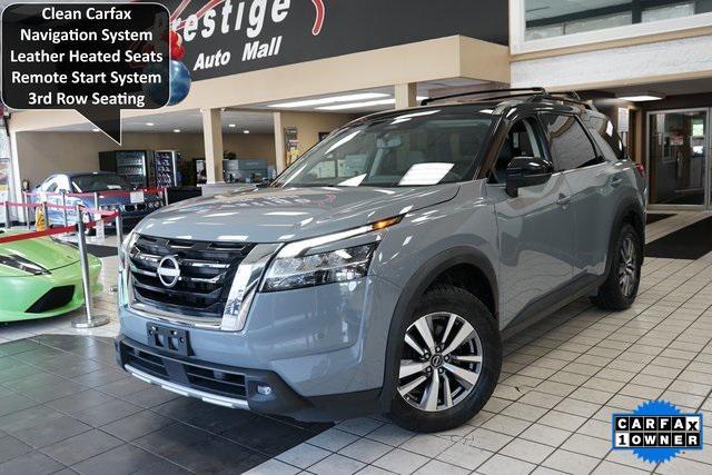 Photo of 2022 Solid Gray/Super Black Nissan Pathfinder