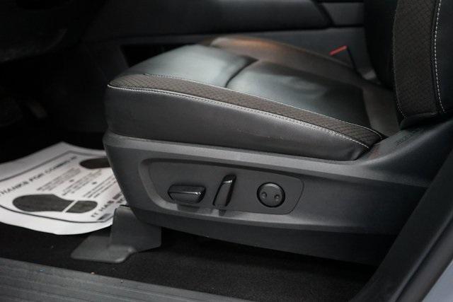 Photo of 2022 Solid Gray/Super Black Nissan Pathfinder