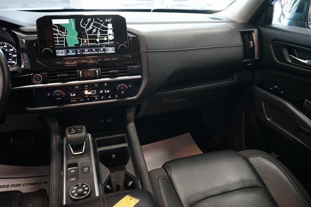 Photo of 2022 Solid Gray/Super Black Nissan Pathfinder