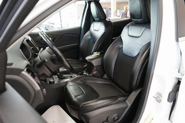 Photo of 2020 Bright White Clearcoat Jeep Cherokee