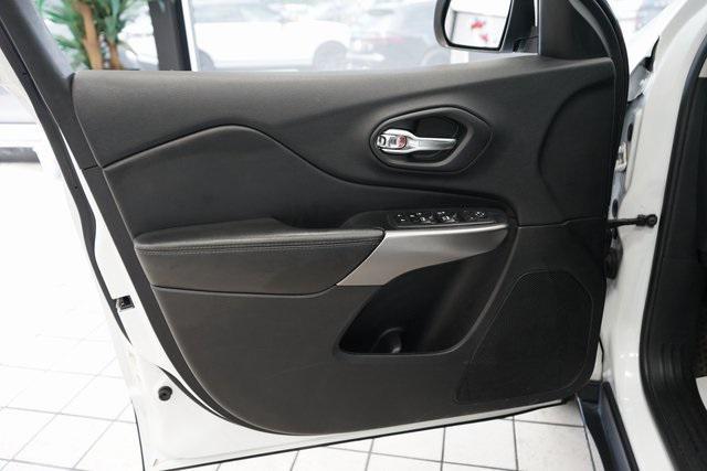 Photo of 2020 Bright White Clearcoat Jeep Cherokee