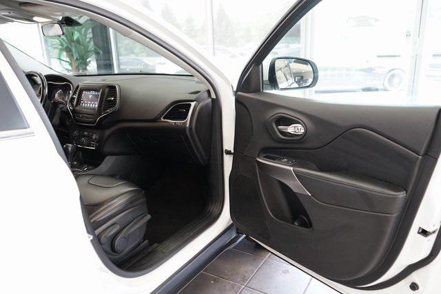 Photo of 2020 Bright White Clearcoat Jeep Cherokee