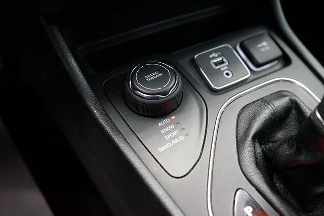 Photo of 2020 Bright White Clearcoat Jeep Cherokee