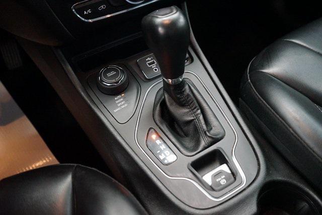 Photo of 2020 Bright White Clearcoat Jeep Cherokee