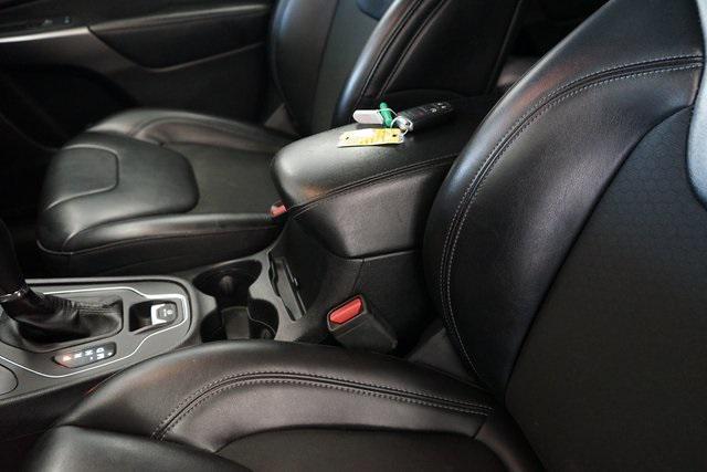 Photo of 2020 Bright White Clearcoat Jeep Cherokee