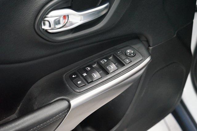 Photo of 2020 Bright White Clearcoat Jeep Cherokee