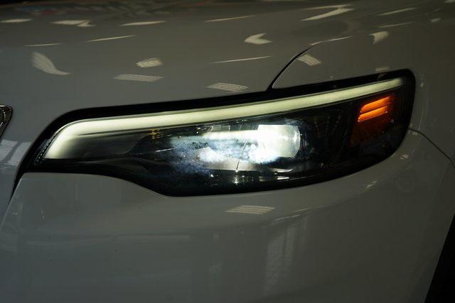 Photo of 2020 Bright White Clearcoat Jeep Cherokee