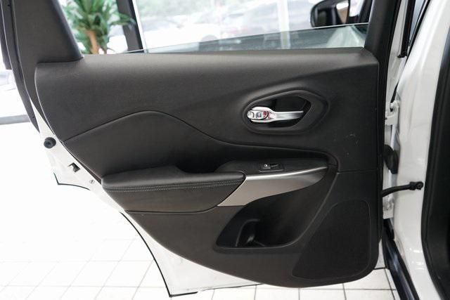 Photo of 2020 Bright White Clearcoat Jeep Cherokee