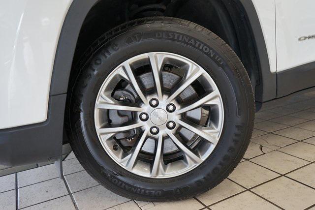 Photo of 2020 Bright White Clearcoat Jeep Cherokee