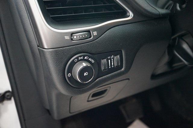 Photo of 2020 Bright White Clearcoat Jeep Cherokee