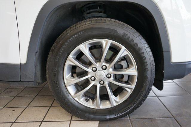 Photo of 2020 Bright White Clearcoat Jeep Cherokee