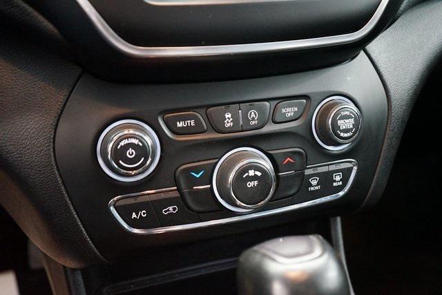 Photo of 2020 Bright White Clearcoat Jeep Cherokee