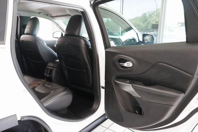 Photo of 2020 Bright White Clearcoat Jeep Cherokee