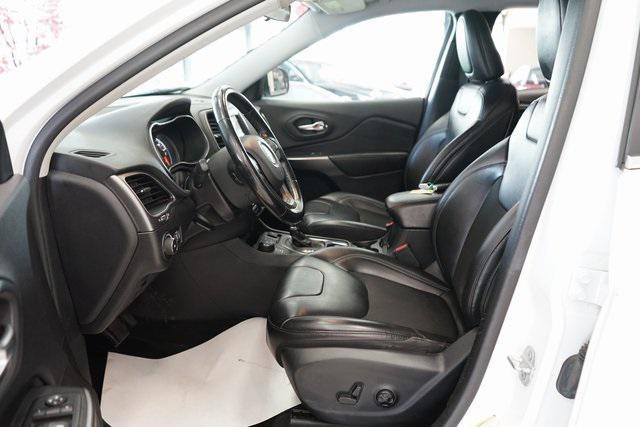 Photo of 2020 Bright White Clearcoat Jeep Cherokee