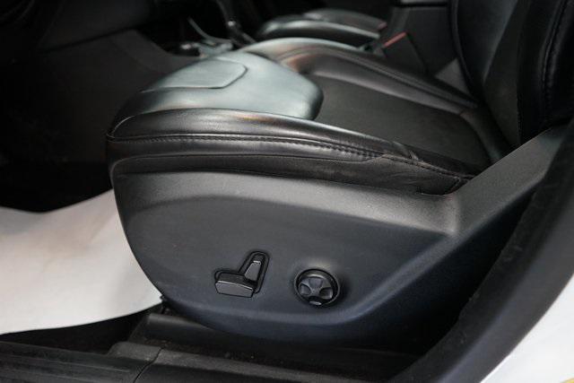 Photo of 2020 Bright White Clearcoat Jeep Cherokee