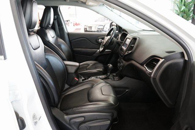 Photo of 2020 Bright White Clearcoat Jeep Cherokee