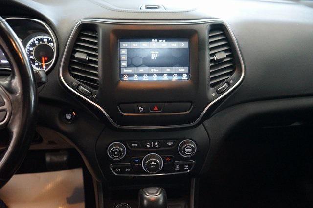 Photo of 2020 Bright White Clearcoat Jeep Cherokee
