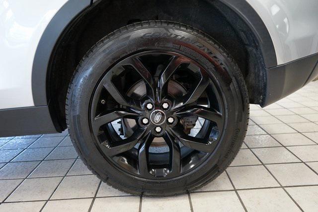 Photo of 2017 Indus Silver Metallic Land Rover Discovery Sport