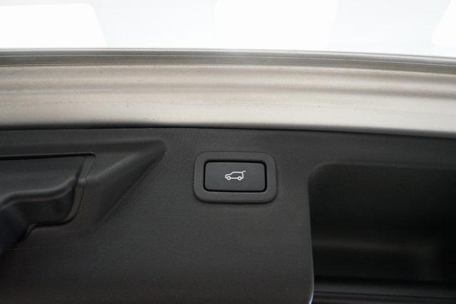 Photo of 2017 Indus Silver Metallic Land Rover Discovery Sport