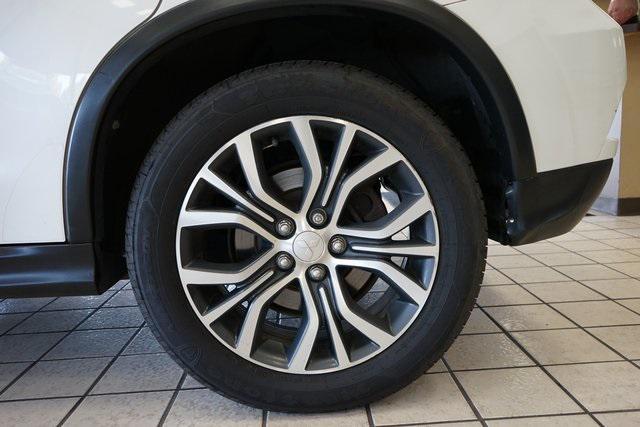 Photo of 2018 Diamond White Pearl Mitsubishi Outlander Sport