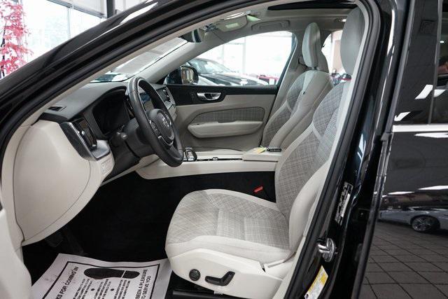 Photo of 2022 Onyx Black Metallic Volvo XC60 Recharge Plug-In Hybrid
