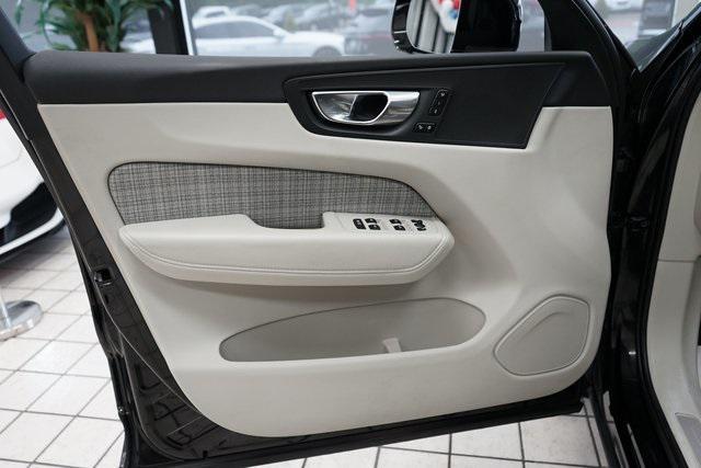 Photo of 2022 Onyx Black Metallic Volvo XC60 Recharge Plug-In Hybrid
