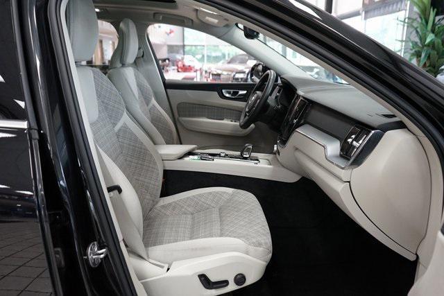 Photo of 2022 Onyx Black Metallic Volvo XC60 Recharge Plug-In Hybrid