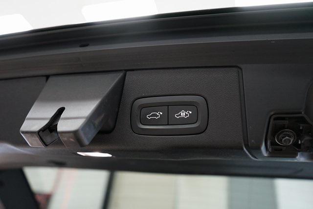 Photo of 2022 Onyx Black Metallic Volvo XC60 Recharge Plug-In Hybrid
