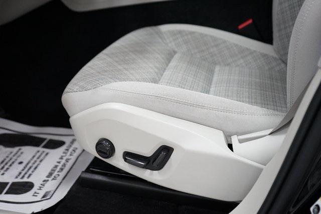 Photo of 2022 Onyx Black Metallic Volvo XC60 Recharge Plug-In Hybrid