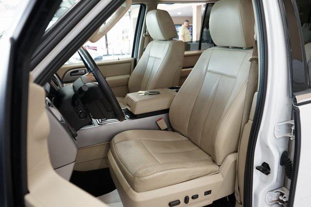 Photo of 2017 White Platinum Metallic Tri-Coat Ford Expedition