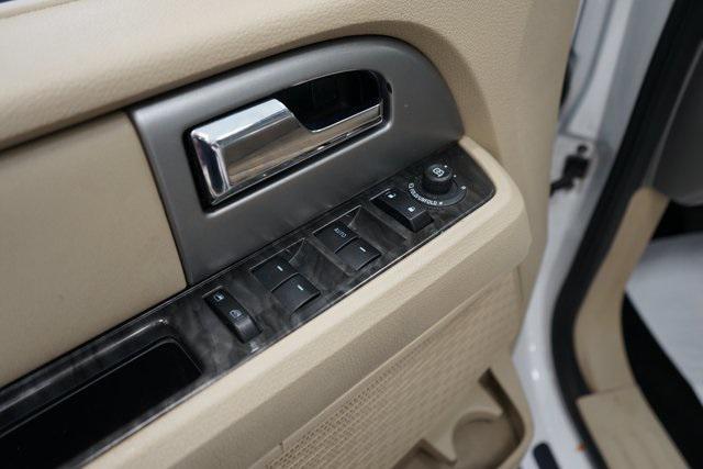 Photo of 2017 White Platinum Metallic Tri-Coat Ford Expedition