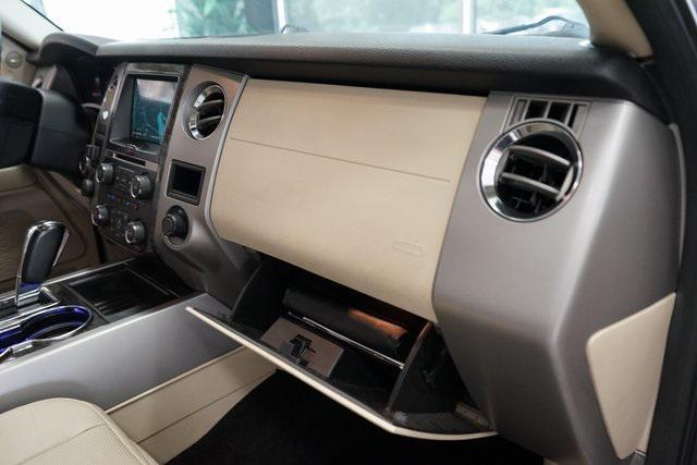 Photo of 2017 White Platinum Metallic Tri-Coat Ford Expedition