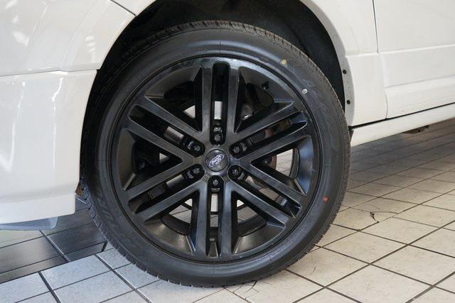 Photo of 2017 White Platinum Metallic Tri-Coat Ford Expedition