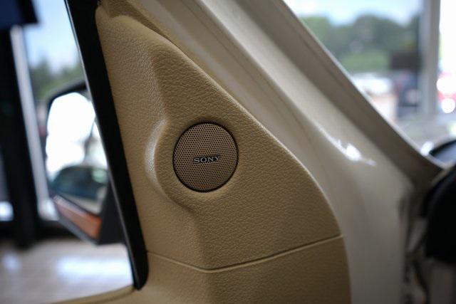Photo of 2017 White Platinum Metallic Tri-Coat Ford Expedition
