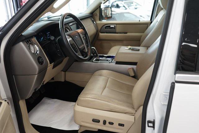Photo of 2017 White Platinum Metallic Tri-Coat Ford Expedition