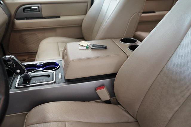 Photo of 2017 White Platinum Metallic Tri-Coat Ford Expedition