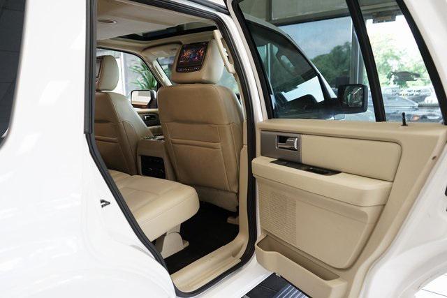 Photo of 2017 White Platinum Metallic Tri-Coat Ford Expedition