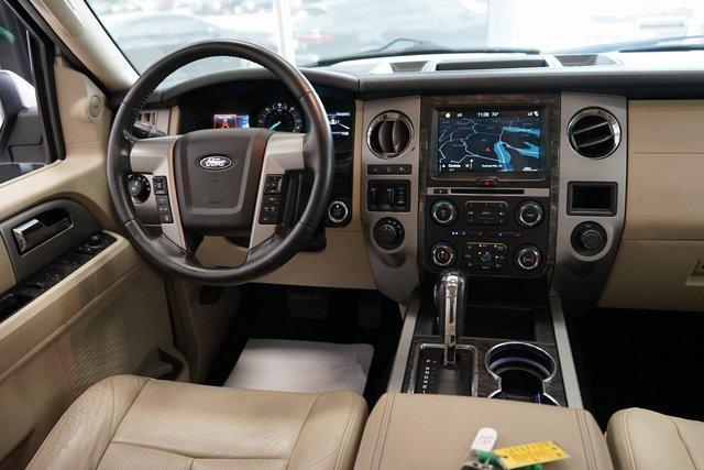 Photo of 2017 White Platinum Metallic Tri-Coat Ford Expedition