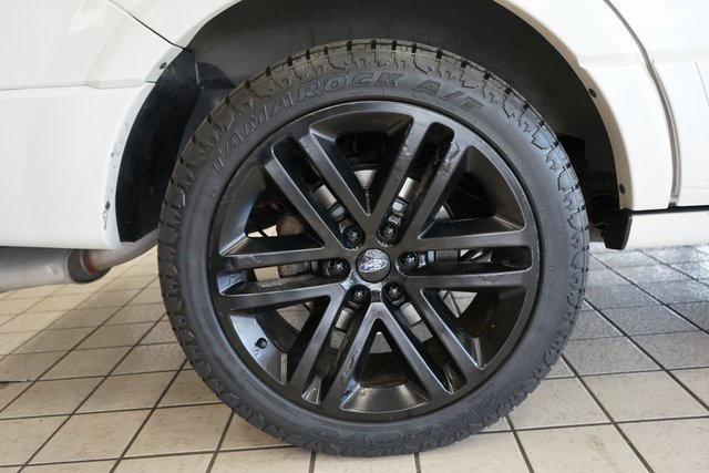 Photo of 2017 White Platinum Metallic Tri-Coat Ford Expedition