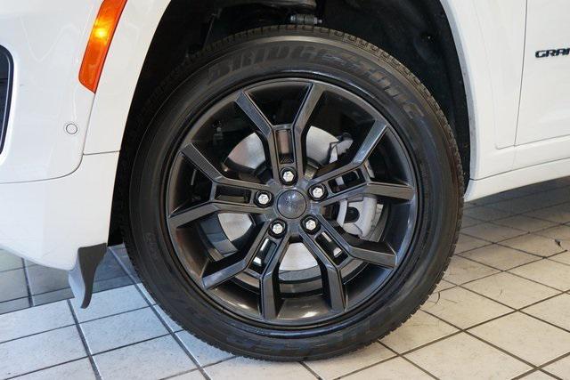 Photo of 2023 Bright White Clearcoat Jeep Grand Cherokee 4xe