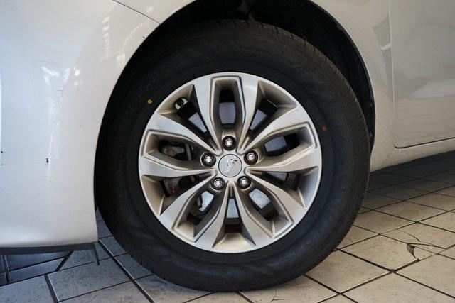Photo of 2019 Silky Silver Kia Sedona