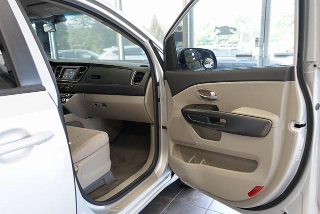 Photo of 2019 Silky Silver Kia Sedona